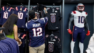 SAN FRANCISCO (United States), 05/02/2026.- A New England Patriots fan shops at the official NFL Super Bowl Shop at the Moscone Convention Center in San Francisco, California, USA, 04 February 2026. The AFC Champion New England Patriots will face the NFC Champion Seattle Seahawks in Super Bowl LX at Levi's Stadium on 08 February 2026. EFE/EPA/JOHN G. MABANGLO