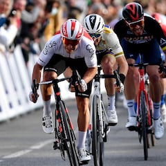 Coquard vence, Ganna retiene y Carapaz se retira por COVID