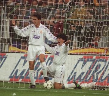 La gloria de Zamorano. Dentro del arco despu&eacute;s de anotarle a Barcelona uno de los tres goles que le marc&oacute; a Barcelona. Lo acompa&ntilde;a Ra&uacute;l.