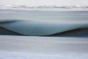 Preciosas olas casi congeladas