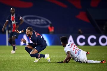 Neymar recibió en su tobillo izquierdo una dura entrada de Thiago Mendes.