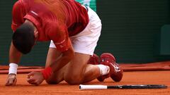 Novak Djokovic cae en su partido contra Francisco Cerundolo en Roland Garros.