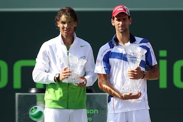 Novak volvi車 a firmar una actuaci車n memorable en Miami. En 2011, Nole lleg車 a la final sin haber cedido su saque en todo el torneo, pero delante ten赤a a Rafa Nadal, uno de los mejores restadores de la historia. Tras ceder el primer set, Djokovic elev車 su tenis a un nivel infranqueable para el balear y le dio la vuelta a la final tras m芍s de tres horas. ※Fue una de las mejores finales de mi vida§, dijo Djokovic.