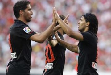 Raúl García celebra con Agüero en 2009.