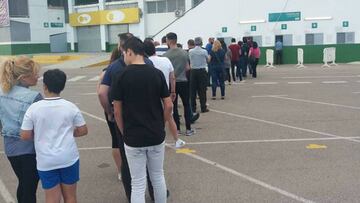 La afici¨®n del Elche despierta y las colas adquieren protagonismo