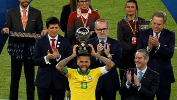 CAF26278. R&Iacute;O DE JANEIRO (BRASIL), 07/07/2019.- El jugador Dani Alves de Brasil celebra con el trofeo de mejor jugador del torneo, durante el partido Brasil-Per&uacute; final de la Copa Am&eacute;rica de F&uacute;tbol 2019, en el Estadio Maracan&at