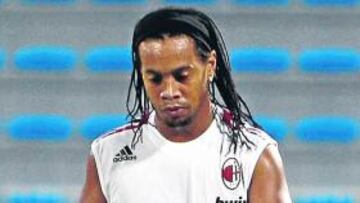 <b>CABIZBAJO. </b>Ronaldinho atraviesa un mal momento en el Milán