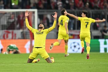 Los jugadores del Villarreal celebran el pase a semifinales de Champions al final del partido.