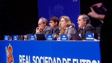 GRAFCAV7030. SAN SEBASTIÁN (ESPAÑA), 14/12/2023.- El presidente de la Real Sociedad, Jokin Aperribay (d), preside este jueves en San Sebastián la Junta General Ordinaria de Accionistas. EFE/Juan Herrero
