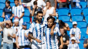 Takefusa Kubo junto a su compañero Brais Méndez en un partido con la Real Sociedad.