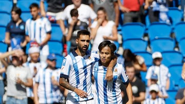 SAN SEBASTIÁN, 24/09/2023.- El centrocampista del Real Sociedad Takefusa Kubo (d) celebra junto a su compañero Brais Méndez (i) tras marcar un gol durante el partido liguero que enfrentó al Real Sociedad y el Getafe en el estadio Anoeta en San Sebastián, este domingo. EFE/ Javier Etxezarreta
