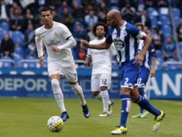 Cristiano Ronaldo persigue al defensa del Deportivo, Manuel Pablo.