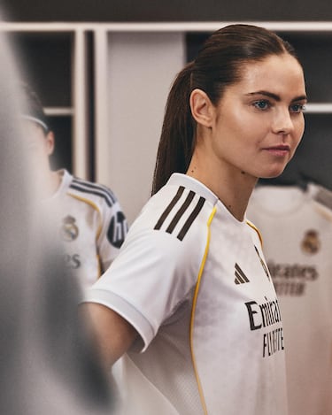 Signe Kallesoe Bruun con la nueva equipación del Real Madrid para la temporada 2025-26.