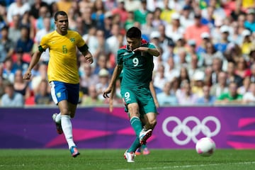 Es el héroe olímpico, con dos goles que quedarán para la historia en aquella final de Londres 2012. En los primeros instantes marcó el primer tanto desde afuera del área, y cuando se acercaba el final, un remate de cabeza suyo sentenció que la medalla de oro fuera para México.