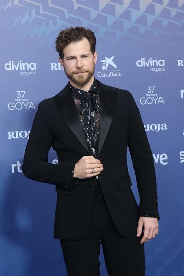 Álvaro Cervantes vestido de Dsquared2.