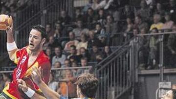 <b>AGARRONES. </b>Un jugador sueco agarra a la vez la camiseta de Romero y el pantalón de Urios.