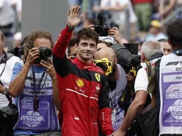 Celebración de Charles Leclerc tras conseguir la pole en el Gran Premio de Mónaco. 