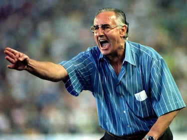 El Real Valladolid se tiñó de luto este mes de enero con el fallecimiento de Vicente Cantatore a los 85 años. El chileno fue entrenador del Pucela en tres etapas distintas y su figura fue clave en la historia del club. Uno de los técnicos más queridos por la afición blanquivioleta.