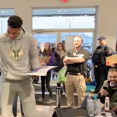 La inesperada reacción de una niña al regalar su trabajo de plástica a Antetokounmpo