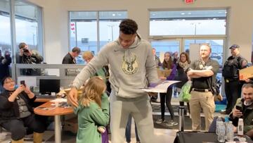 La inesperada reacción de una niña al regalar su trabajo de plástica a Antetokounmpo