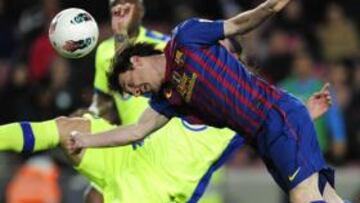 <b>INSACIABLE. </b>A pesar de no jugar en punta, Messi entró al remate de cabeza como un clásico delantero centro. El argentino dio una exhibición de juego