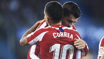 Morata celebra con Correa su gol al Alavés.