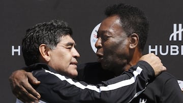 Maradona abrazando a Pel&eacute;. 