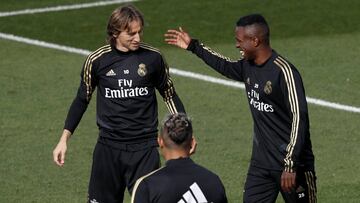 Vinicius y Modric, durante el entrenamiento de este viernes con el Real Madrid.