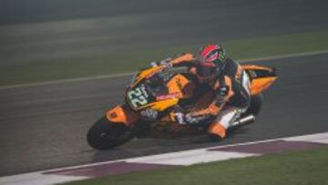 Sam Lowes dio una vuelta excepcional para lograr la pole en Malaisia.