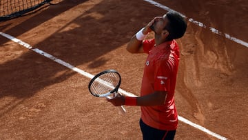 Paris (France), 09/06/2023.- Novak Djokovic of Serbia reacts after winning against Carlos Alcaraz of Spain in their Men's semi final match during the French Open Grand Slam tennis tournament at Roland Garros in Paris, France, 09 June 2023. (Tenis, Abierto, Francia, España) EFE/EPA/YOAN VALAT