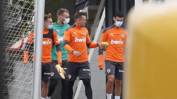 05/11/20
 VALENCIA CF
 CIUDAD DEPORTIVA
 ENTRENAMIENTO PUERTA CERRADA
 ALEX BLANCO
 CILLESSEN
 CHERYSHEV
 ESQUERDO
 
 
 
 
 
 
 
 
 
 
 
 
 
 
 
 
 
 
 
 
 
 
 