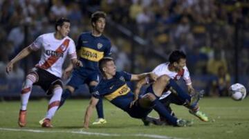 Boca Juniors' forward Jonathan Calleri (2-R) vies for the ball with River Plate's defender Leonel Vangioni (R) during the Sudamericana Cup semifinal first leg football match at the Bombonera stadium in Buenos Aires, Argentina, on November 20, 2014. AFP PHOTO / Juan Mabromata