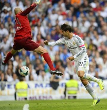 Morata lo intenta ante Caballero.