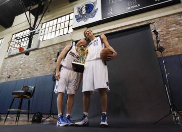 Dallas Mavericks Dirk Nowitzki (R) and Brian Cardinal (L) pose for photographers during media day at the team's headquarters in Dallas, Texas December 13, 2011. REUTERS/Tim Sharp (UNITED STATES - Tags: SPORT BASKETBALL)