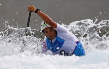 Richard Merjan de Libano, hundido entre las aguas en la competición.