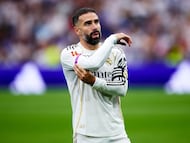 Carvajal, con el brazalete del Real Madrid, antes de un partido.