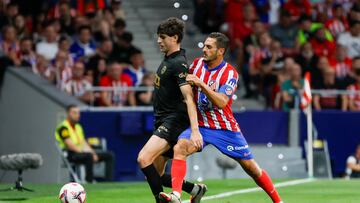 Javi Guerra cubre el balón ante la presencia de Koke.