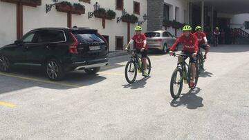 Marcelino aprovechó la tarde libre para irse con la bicicleta.