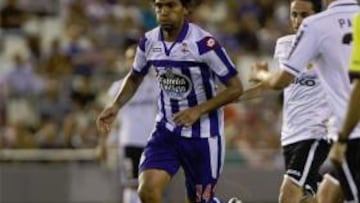 Abel Aguilar ante el Valencia.