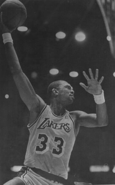 Kareem no es solo el máximo anotador de la historia de la NBA y el único jugador que puede discutir el trono de Michael Jordan en la NBA. También tiene la Medalla Presidencial de la Libertad. La recibió de Barack Obama por su lucha por las causas sociales y contra la discriminación en Estados Unidos. Kareem, de hecho, fue un personaje polémico, muchas veces poco comprendido. Vivió tiempos difíciles y en 1968 dejó de ser Lew Alcindor para convertirse al Islam y adoptar el nombre de Kareem Abdul-Jabbar. En ese mismo verano no quiso acudir con la selección de Estados Unidos a los Juegos Olímpicos como forma de protesta por el trato discriminatorio que recibían afroamericanos en su país. En pista fue un pívot maravilloso con el movimiento más indefendible de la historia: su legendario gancho del cielo (sky hook). Ganó seis anillos, uno en Milwaukee Bucks y cinco con los Lakers de Magic Johnson, fue seis veces MVP de temporada y dos en las Finales, 19 veces all star... y hasta realizó un inolvidable cameo en la mítica comedia ‘Aterriza Como Puedas’ Antes de la NBA, fue tres veces campeón y Mejor Jugador de la NCAA con UCLA. Nunca ha habido otro como él a un nivel universitario en el que se cambiaron reglas solo para intentar reducir un poco su insultante superioridad. Un mito. 

