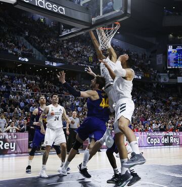 Tomic se jug¨® el ¨²ltimo tiro de la pr¨®rroga. El bal¨®n no entr¨®, Randolph lo cogi¨® con una mano y toc¨® el tablero con la otra. Los ¨¢rbitros dieron canasta en el Instant Replay por error.