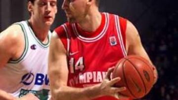 <b>¿ACEPTARÁ?</B> Radja se piensa una oferta suculenta del Madrid. Un millón de euros y ser el pivot titular del campeón de la ACB. El croata responderá en los próximos días.