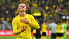 Erling Braut Haaland, jugador del Borussia Dortmund, celebra la victoria al final de un partido.