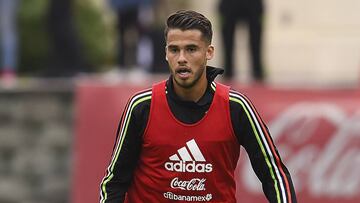 Diego Reyes trabaja por separado con el reloj en contra