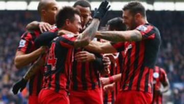 Vargas celebra con sus compañesro de QPR la apertura de la cuenta.