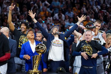 Los propietarios de los Denver Nuggets Josh y Stan Kroenke celebran el anillo conseguido por su franquicia.