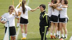 Spain Women's U-17S coach, Toña Is.