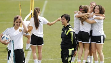 Spain Women's U-17S coach, Toña Is.