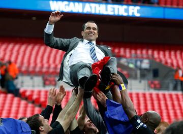 Roberto Martínez celebra la consecución de la FA Cup ante el Manchester City como técnico del Wigan Athletic.