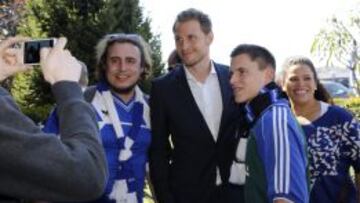 EL AÑO PASADO. El capitán, Höwedes, se fotografió en Madrid el año pasado con aficionados alemanes.